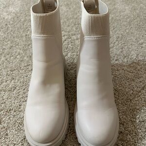 Steve Madden Cream Pull-On Chelsea Boots